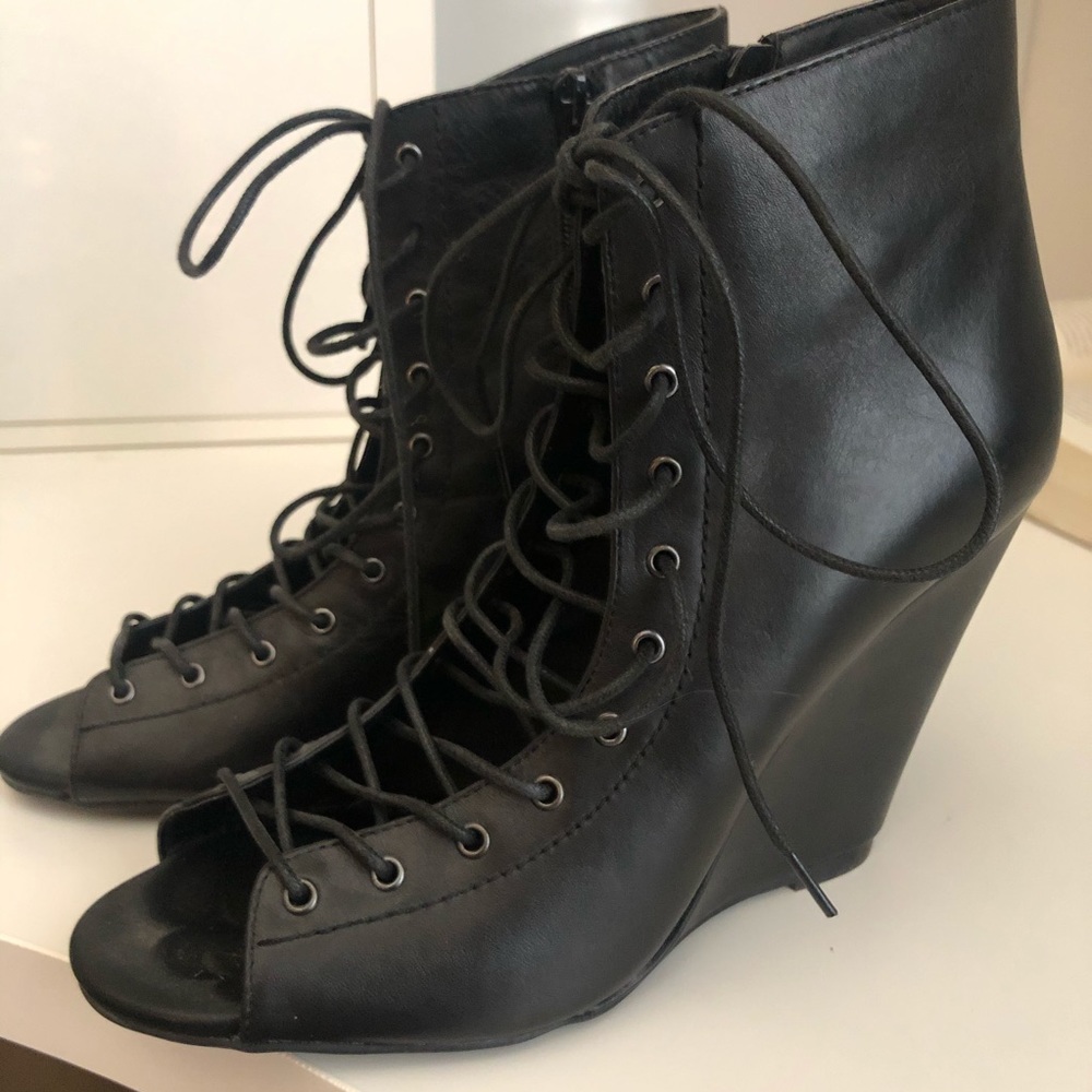 STEVE MADDEN LACE UP WEDGE